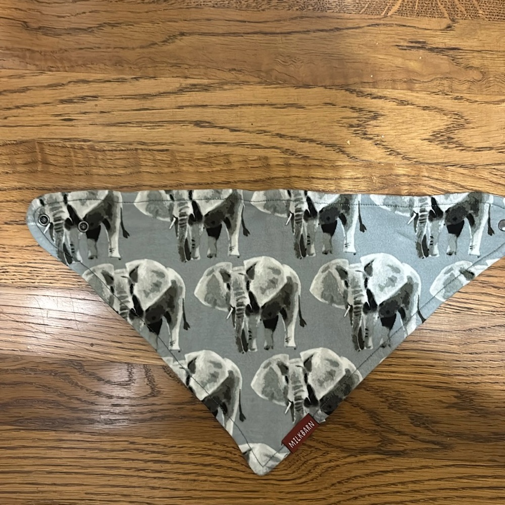 Baby Milkbarn snap bib elephants.